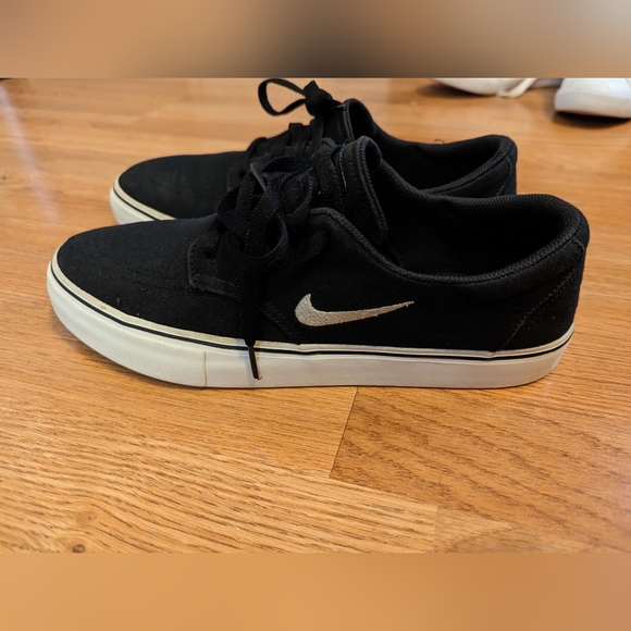 Nike, shoes for men, Size 9.5 - Picture 2 of 7
